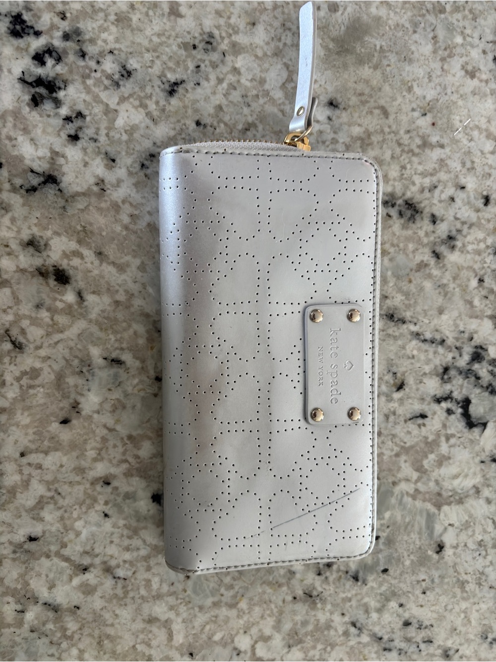 Kate Spade zippered Leather Zip Wallet in Light Silver